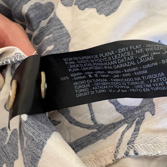 Zara Women's Cream and Navy Floral Print Mini Shirt Dress
Size Medium - Picture 8 of 9